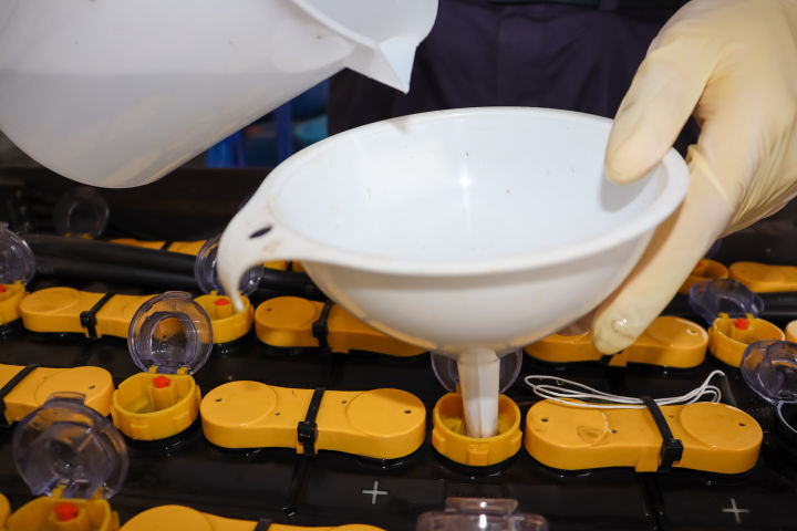 免維護(hù)蓄電池如何手動加水？加水步驟介紹
